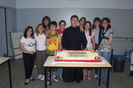 Don Stefano in posa con i ragazzi della Professione di Fede e le educatrici